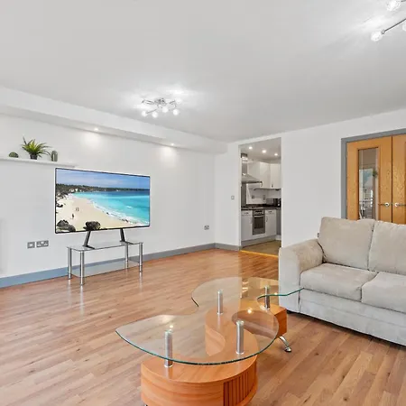 Luxury Apartment Silvertown Way